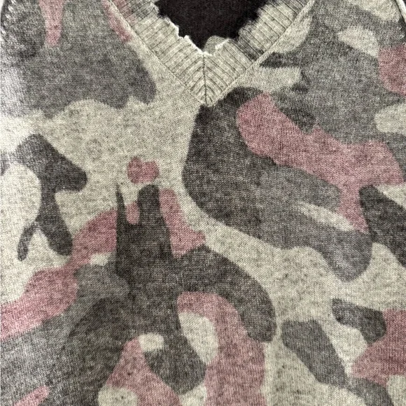 J4. Minnie Rose Camo-print V-neck Cashmere Sweater In Pink Sand - Picture 4 of 11